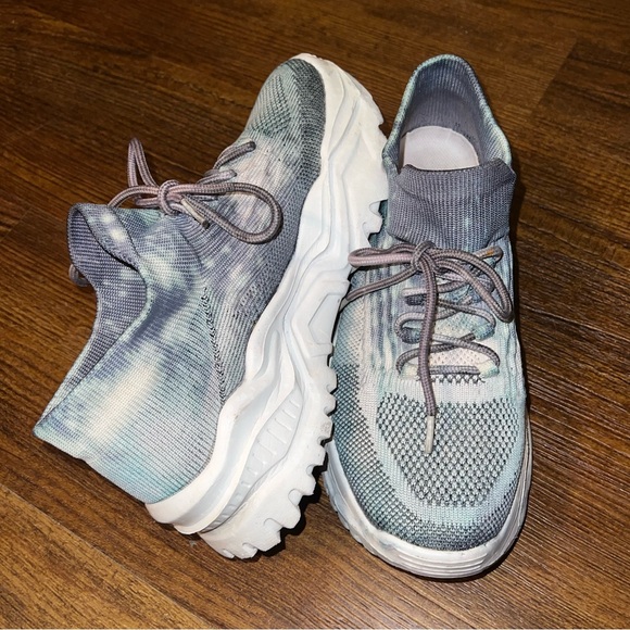 Shoes - Gray, Blue & White Lightweight Fabric Tie Dye Lace Up Activewear Sneakers Size 8